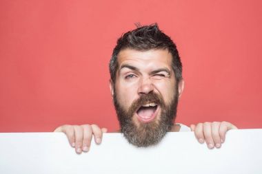 kağıt ile yüz göz kırpıyor üzerinde uzun sakallı