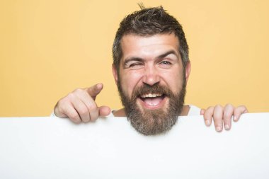 Adam uzun sakal ve bıyık.