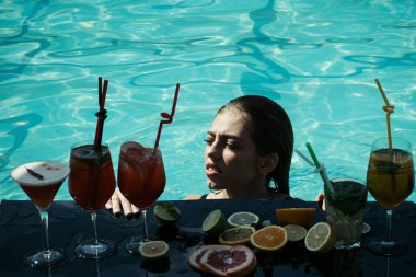 Alkollü içecek ve meyve kadın ile.