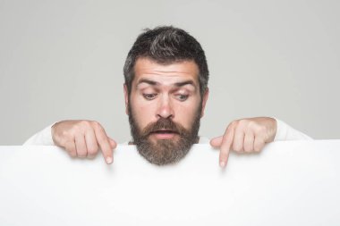 Adam ya da gri arka plan üzerinde sakallı adam.