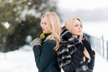 İki sıcak palto ve ceket modelleri