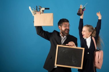 Çocuk ve baba mikroskop, yazı tahtası, kitap ve Kırtasiye tutun