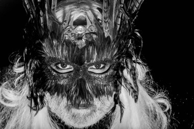 Karnaval maskesi erkek yüzüne