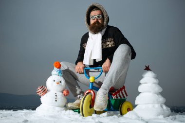 Üç tekerlekli bisiklet üzerinde gri gökyüzü kişini