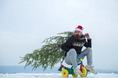 Üç tekerlekli bisiklet üzerinde karlı manzara kişini