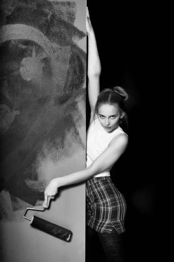 güzel kız Oluşturucu, ressam ile silindir boyama duvar siyah