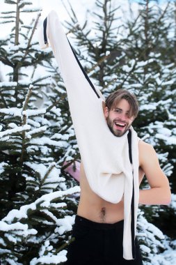 Mutlu adam kazak çıplak gövde üzerinde koyarak