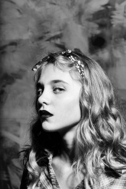 Kırmızı dudaklar ve sarı kıvırcık saçlı güzel kız