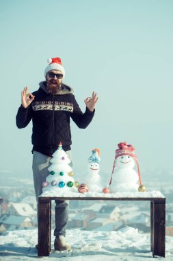 Tamam hareketleri kış gününde gösterilen adam