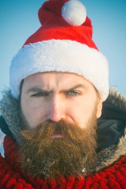 Yeni yıl adam mavi gökyüzü.