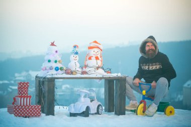Mutlu hipster kar üzerinde üç tekerlekli bisiklet sürme
