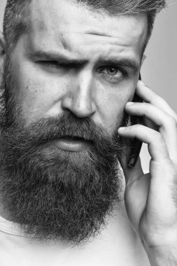 Sakallı adam cep telefonu ile