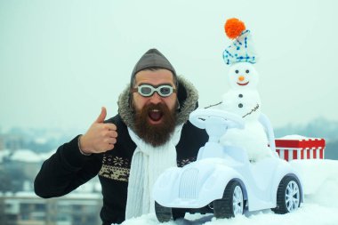 Heyecanlı adam pilot şapka ve gözlük başparmak gösterilmesini