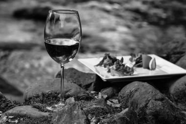 Şarap kadehi ve yemek suya yakın