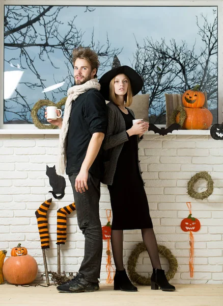 Halloween pár a szerelem állandó-nél ablak — Stock Fotó