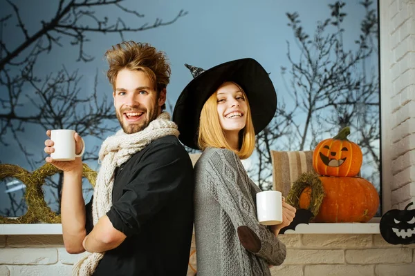 Pareja de Halloween enamorada sonriendo en la ventana — Foto de Stock