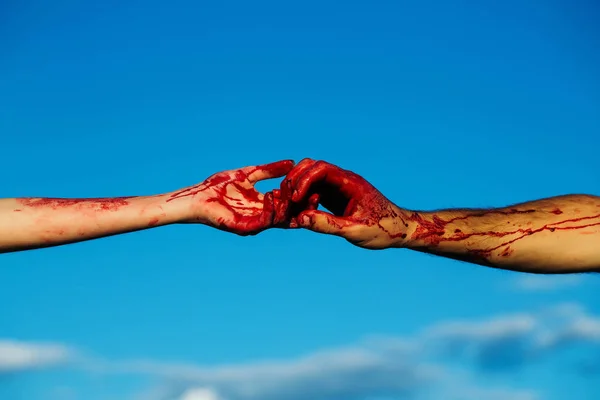 Sangrientas manos zombi con sangre roja en el cielo azul — Foto de Stock