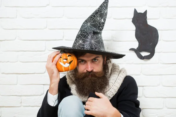 Hipster Halloween con zucca e gatto nero simbolo sul muro — Foto Stock