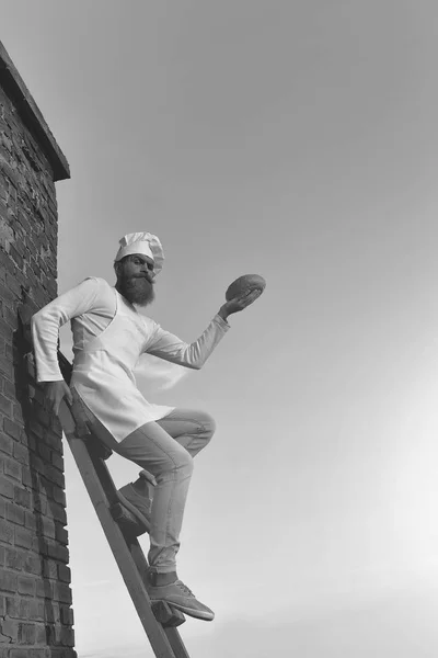 Berded man chef-kok koken buiten — Stockfoto