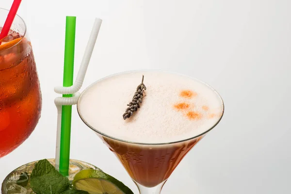 Cocktailglas mit Limette und Trinkhalm — Stockfoto