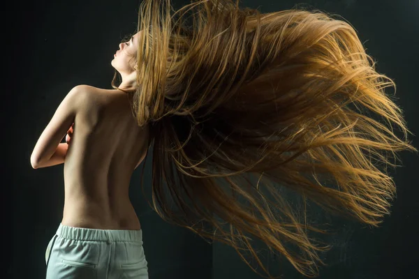 Жінка з довгим здоровим волоссям і гола спина — стокове фото