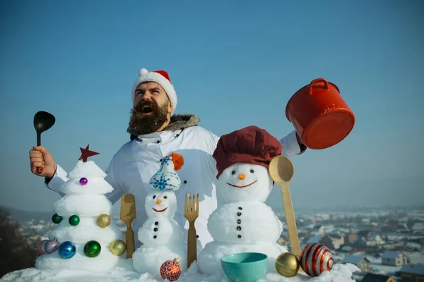 Uomo sorridente in cappello da chef e uniforme nella giornata invernale . — Foto Stock