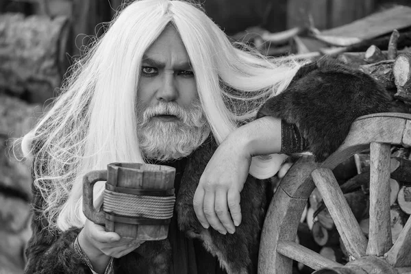 Viejo druida con taza de madera — Foto de Stock