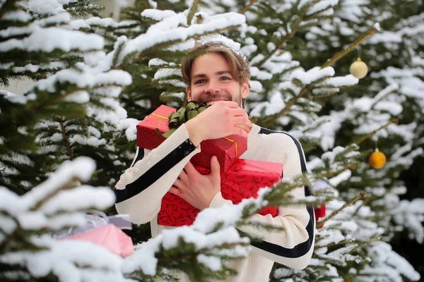 Człowiek uśmiechający się z czerwone pola w drewno śnieg — Zdjęcie stockowe