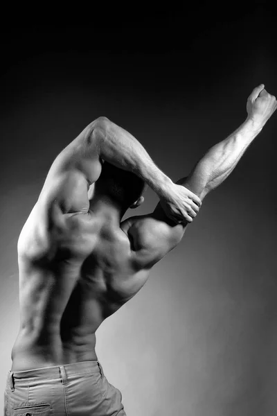 Uomo muscolare con corpo sexy — Foto Stock