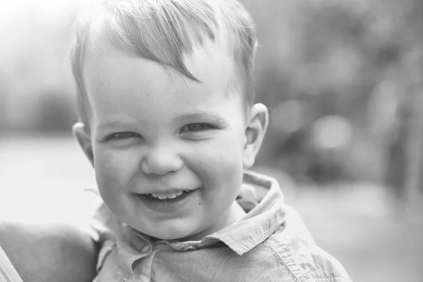 Niedliche glückliche Baby-Junge lächelt — Stockfoto