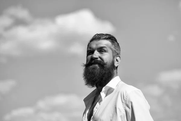 Hombre barbudo en el cielo azul —  Fotos de Stock