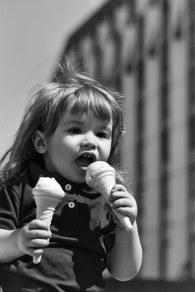 Piccolo ragazzo mangiare gelato — Foto Stock