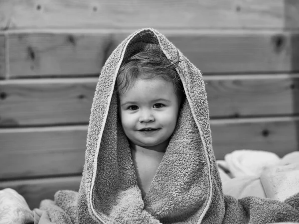 Niño pequeño en toalla —  Fotos de Stock