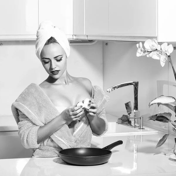 Sexy cuisine femme au foyer — Photo