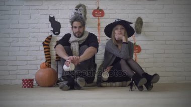 Üzgün kaç Cadılar Bayramı, tatil için aile kavgası. Sonra çatışma katta oturan kadın ve erkek. Halloween süslemeleri duvar, cadı kabak, Cadılar Bayramı ev partisi. Yeni evliler veya aktörler Kasım ayında