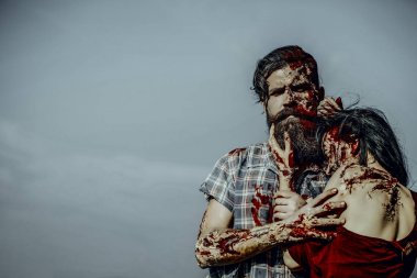 Cadılar Bayramı zombi çift üzerinde mavi gökyüzü sarılma