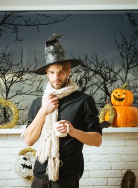 Cadılar Bayramı adam sonbahar ağaçları ile pencerede Kupası holding