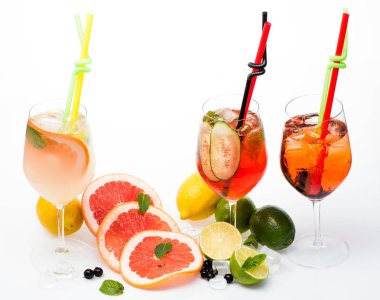 kokteyl veya renkli içecek meyve dilimleri ile