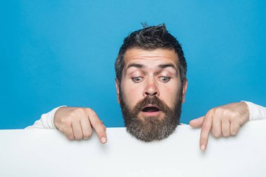 Hipster sürpriz yüz ile tutun kağıt.