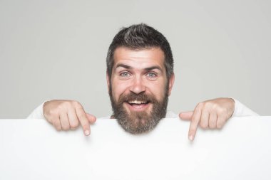 mutlu yüz kağıt ile uzun sakallı