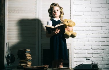 Evrak çantası ve masada daktilo ile çocuk.