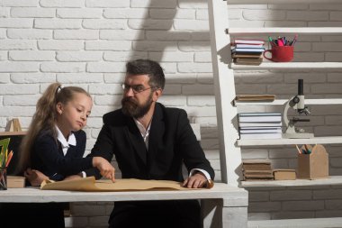 Çocuk ve sıkı ve akıllı yüzü olan öğretmen