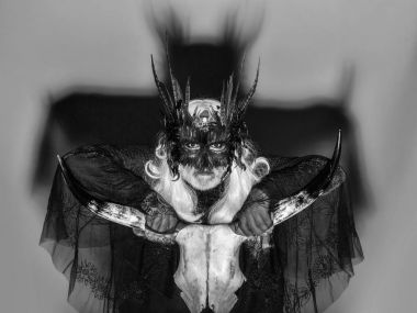 Kafatası ile Gotik adam