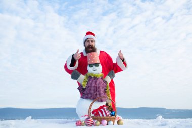 Eller yukarı gösterilen santa şapka adam