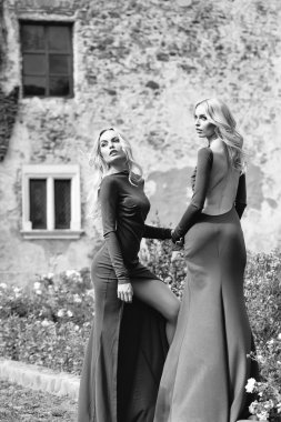 Yeşil elbiseli güzel kadınlar.