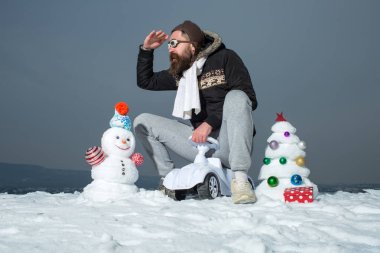 Adam arabası gri gökyüzü üzerinde oyuncak