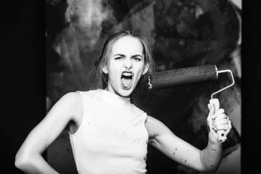 güzel kız Oluşturucu, ressam ile silindir boyama duvar siyah