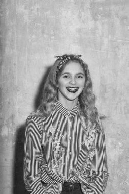 Neşeli güzel kız mavi çizgili gömlek ve kafa bandı