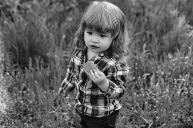 Küçük çocuk açık