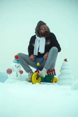 Hipster karlı manzara üç tekerlekli bisiklet sürme